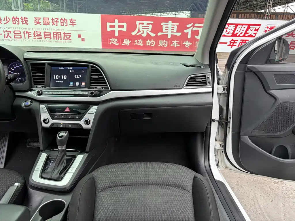 Hyundai Elantra 2018 — фото 12