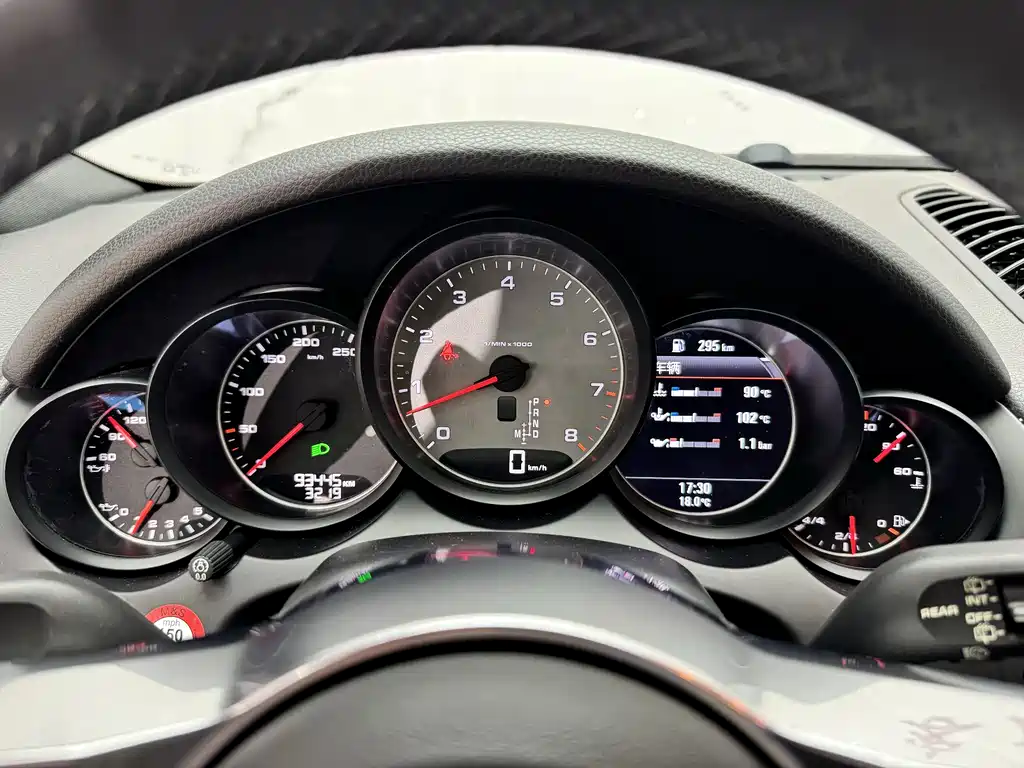 Porsche Cayenne 2016 — фото 11