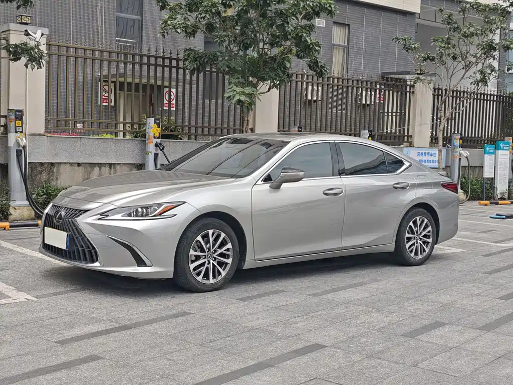 Lexus ES 2022 — фото 1