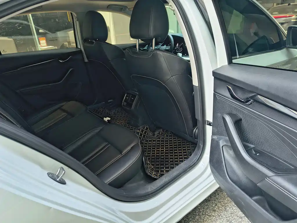 Skoda Octavia 2023 — фото 17