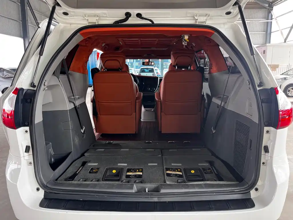 Toyota Sienna 2017 — фото 17