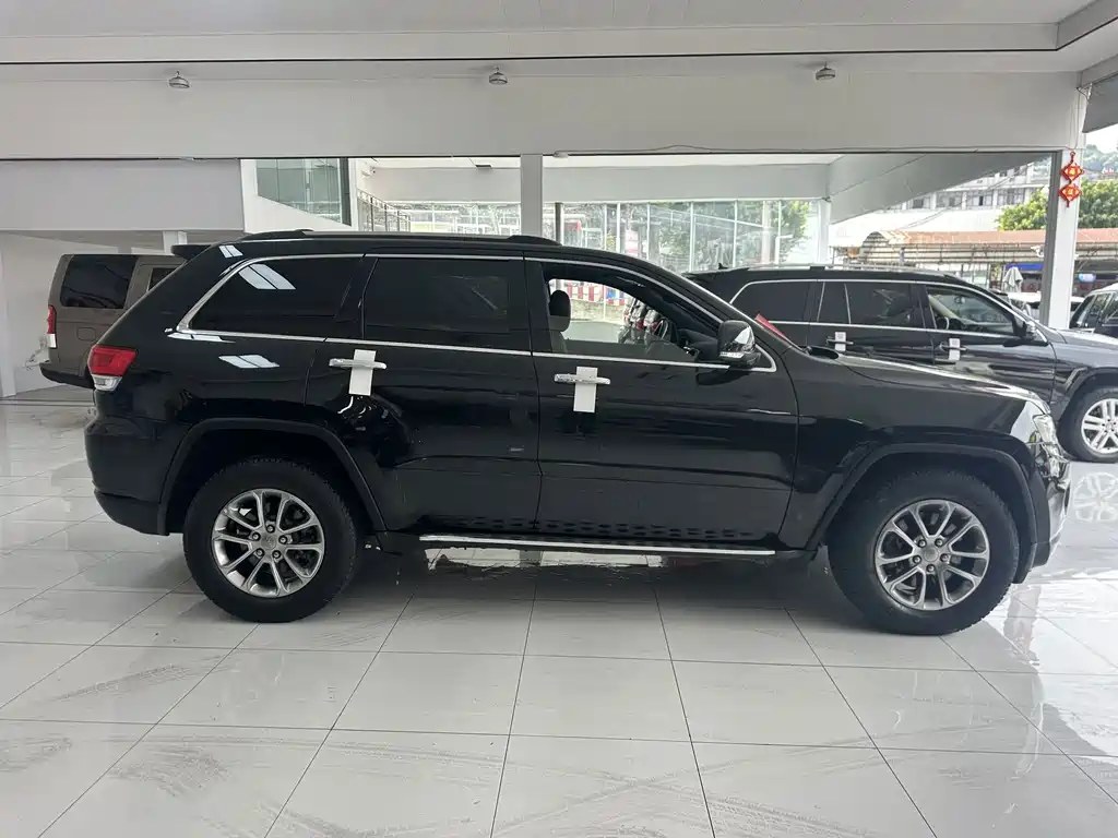 Jeep Grand Cherokee 2015 — фото 18
