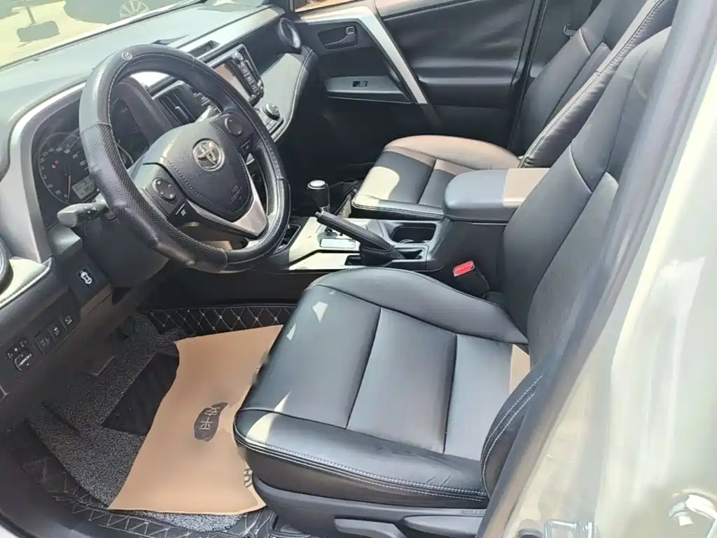 Toyota RAV4 2018 — фото 16