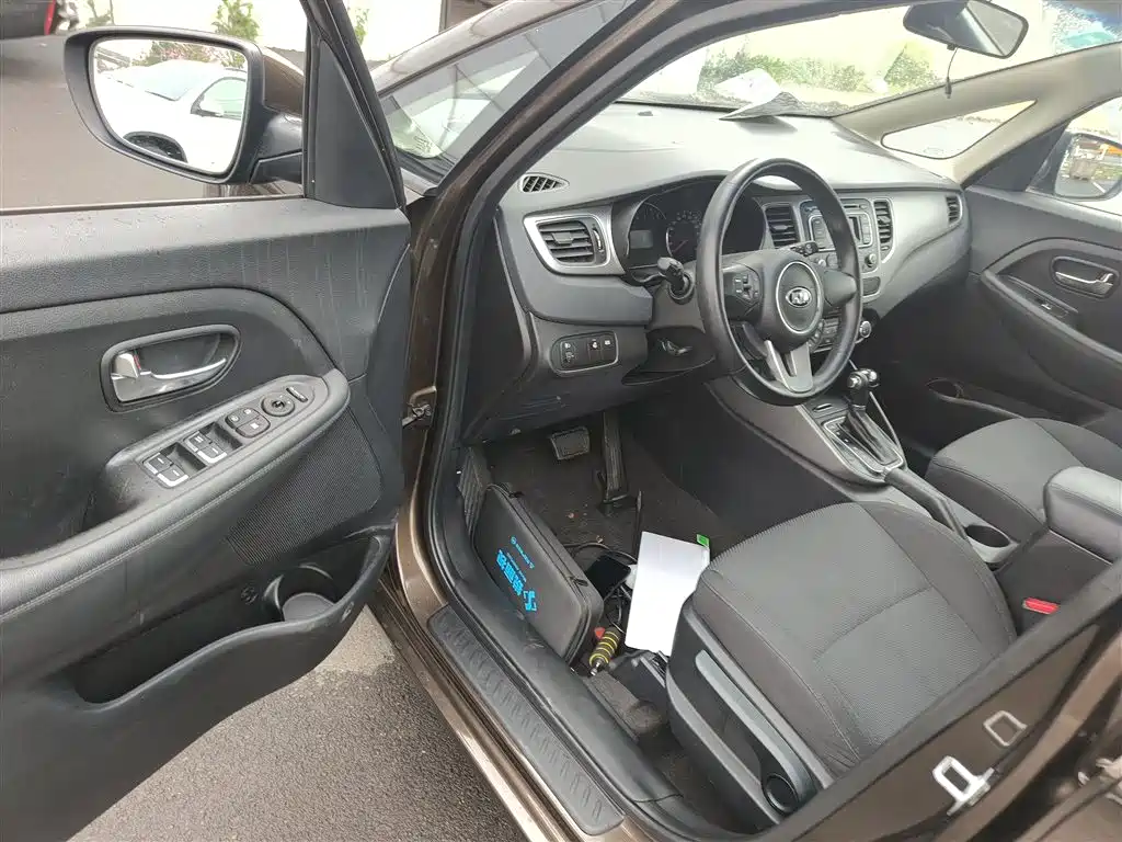 Kia Carens 2015 — фото 16
