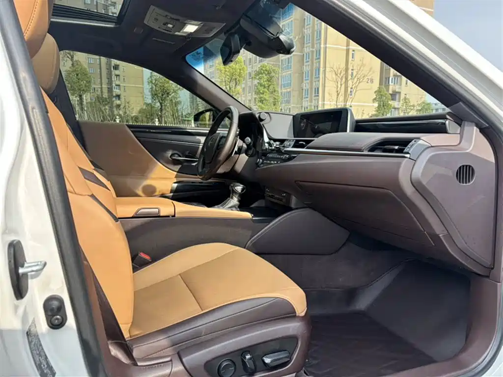 Lexus ES 2020 — фото 12