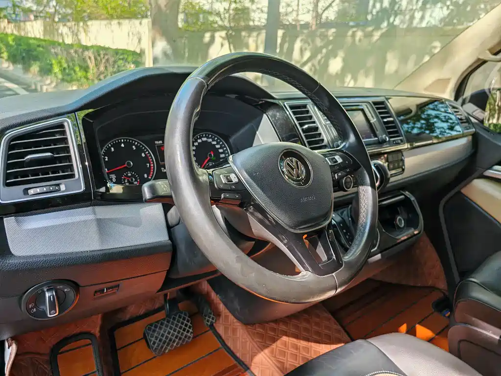Volkswagen Multivan 2017 — фото 11