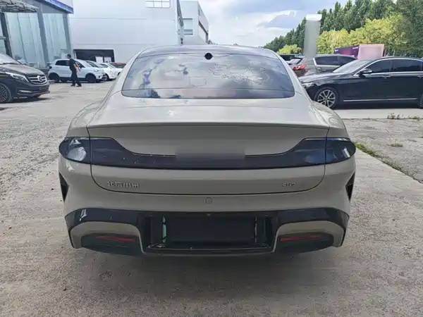 Xiaomi SU7 2024