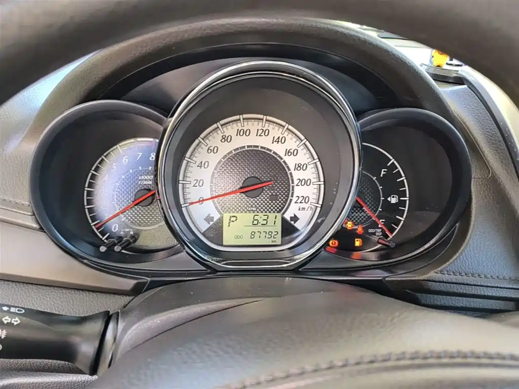 Toyota Yaris L 2015 — фото 12