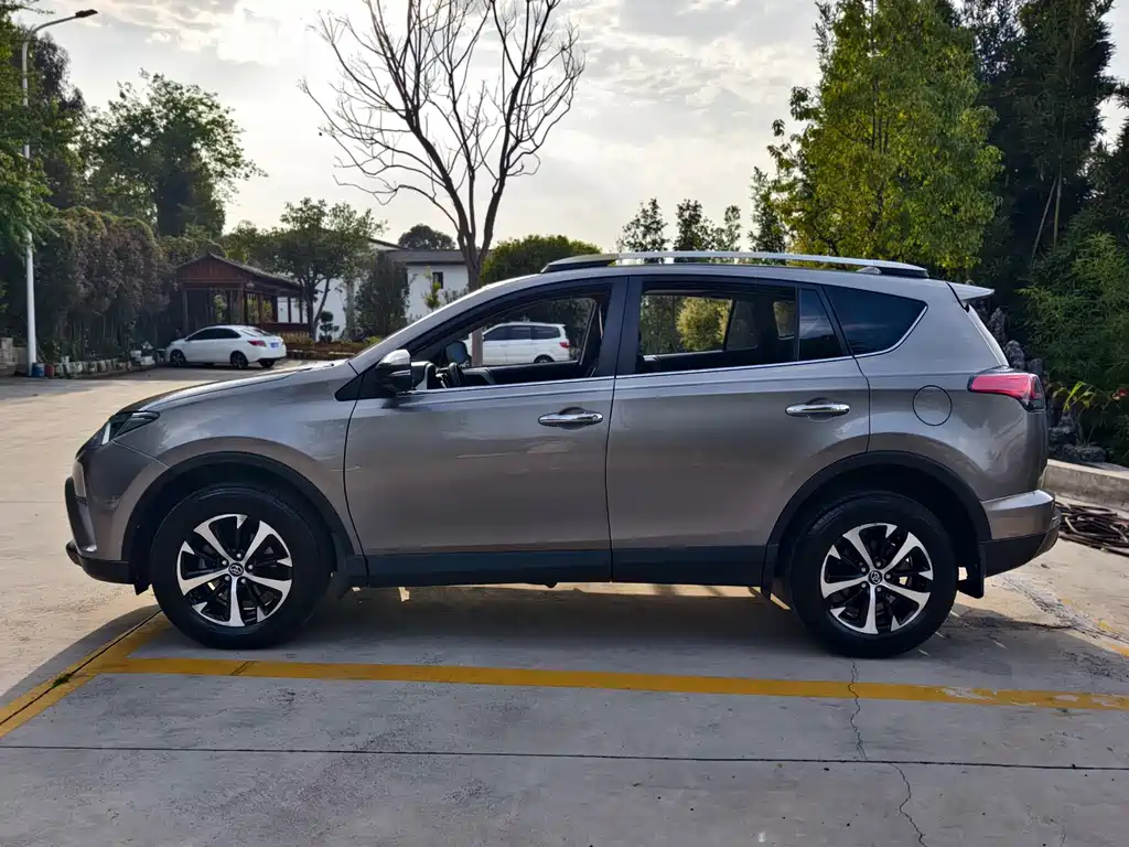 Toyota RAV4 2017 — фото 10