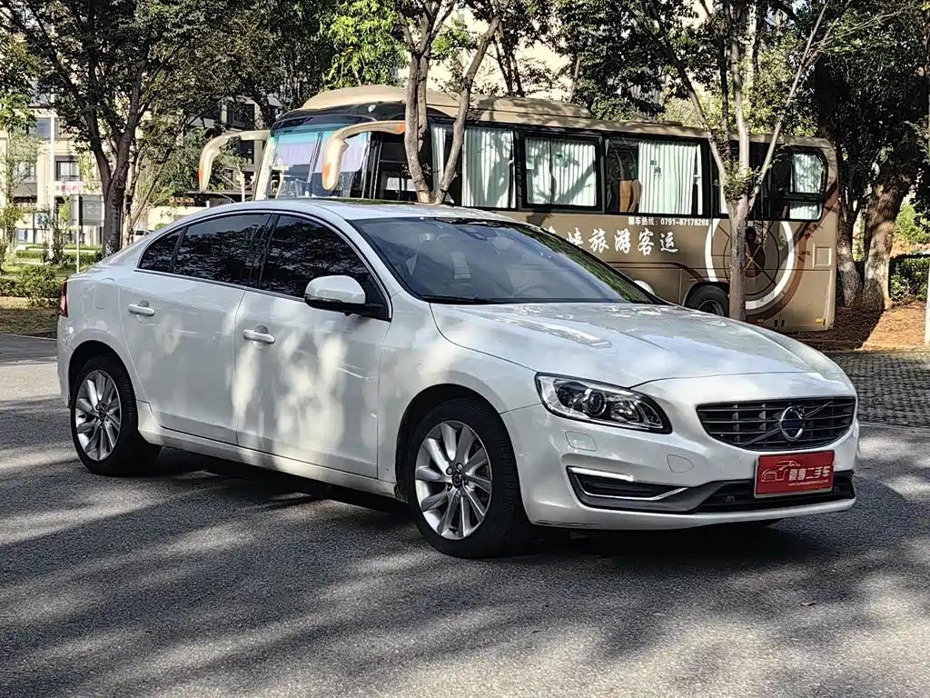 Volvo S60 2015 — фото 3