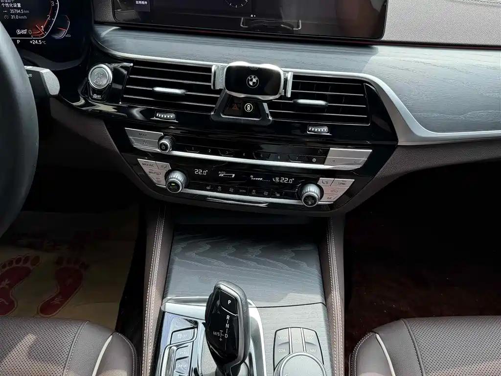 BMW 5 Series 2023 — фото 17