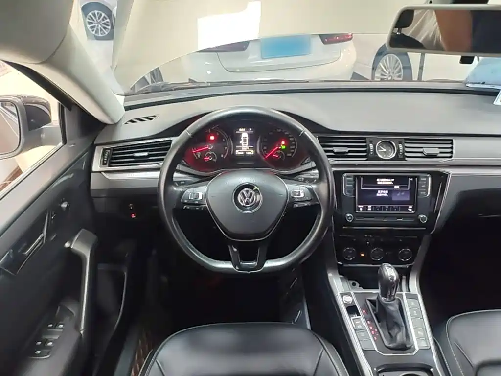 Volkswagen Passat 2017 — фото 11