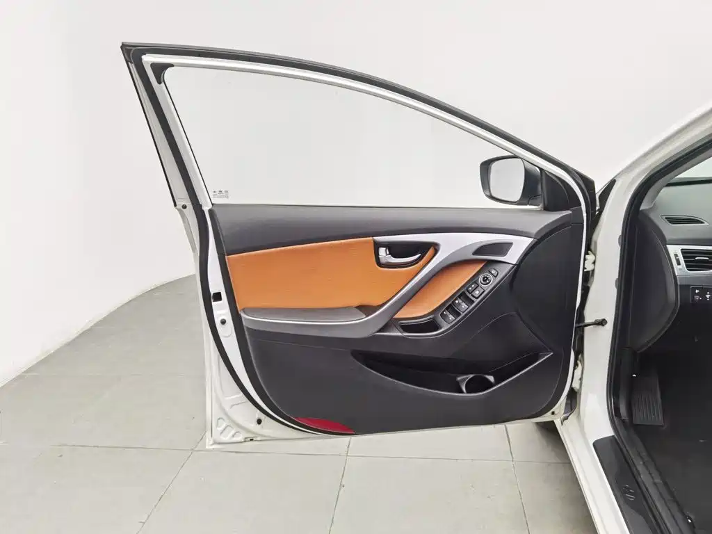 Hyundai Elantra 2015 — фото 8