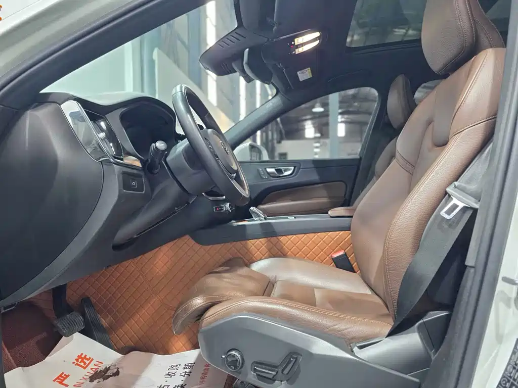 Volvo XC60 2023 — фото 4