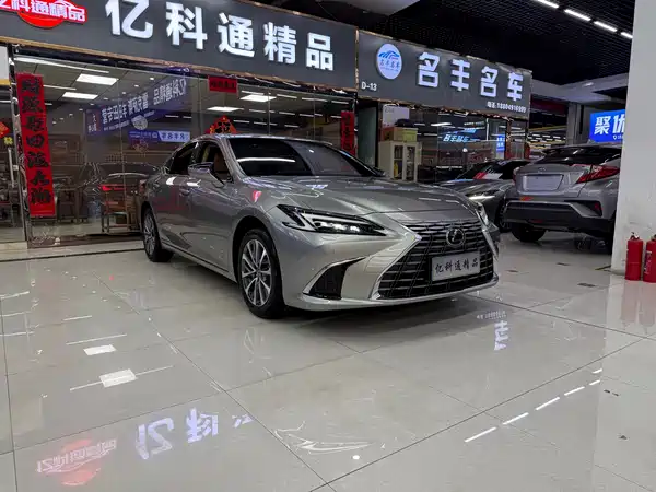 Lexus ES 2025