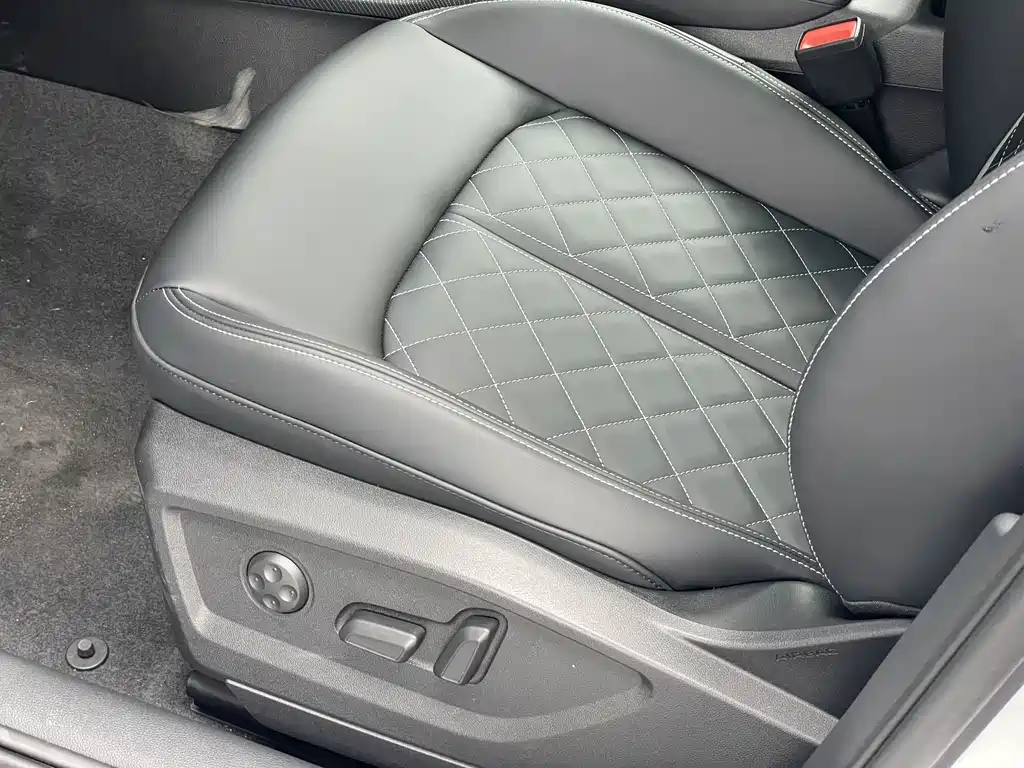 Audi Q2L 2026 — фото 10