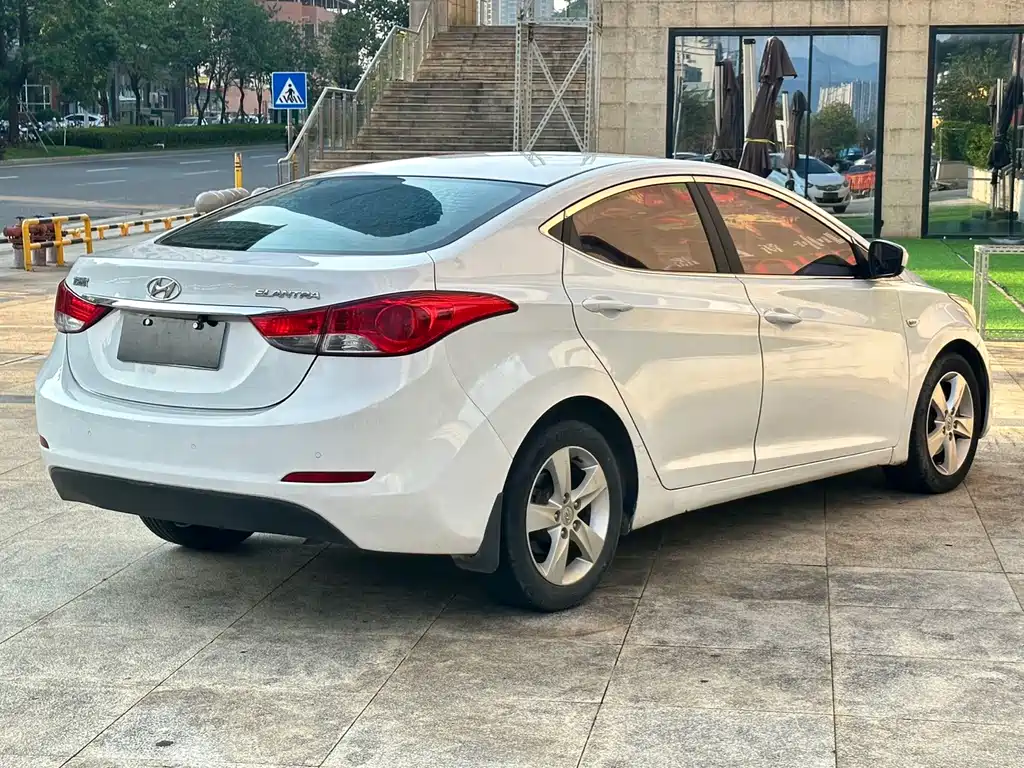 Hyundai Elantra 2014 — фото 9