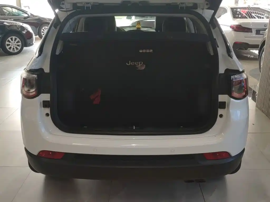 Jeep Compass 2018 — фото 19