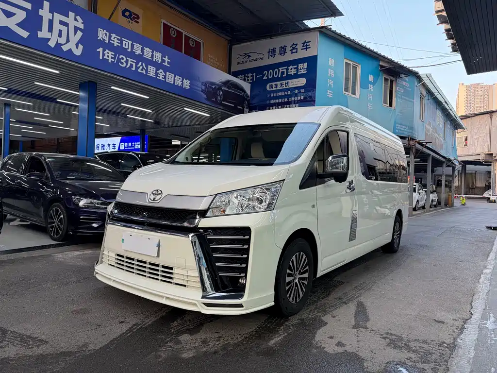 Toyota Hiace 2023 — фото 1