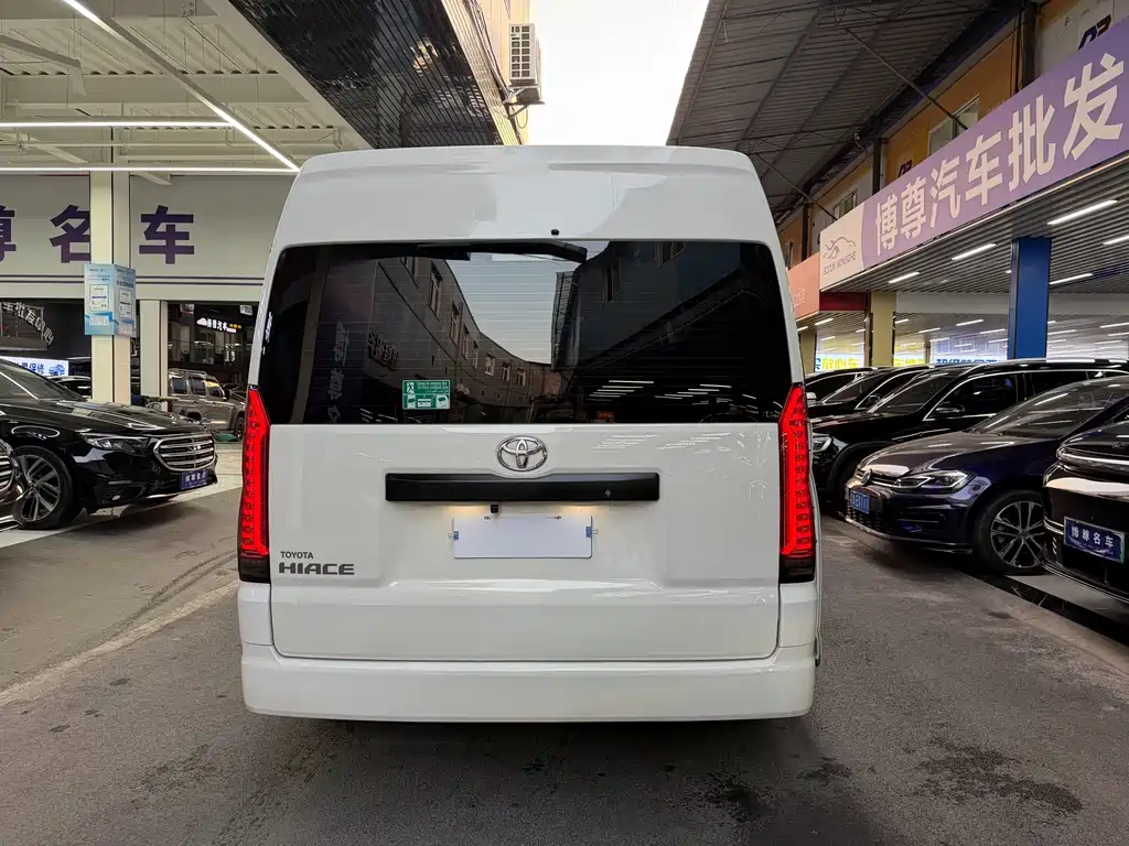 Toyota Hiace 2023 — фото 27