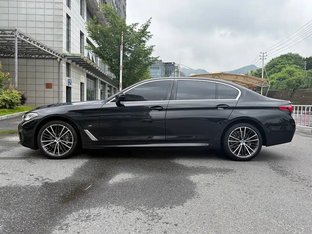 BMW 5 Series 2021 — фото 16