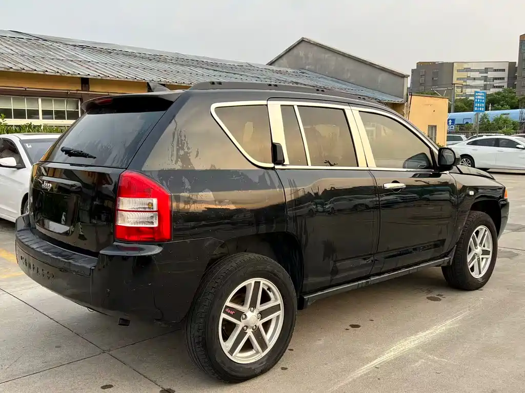 Jeep Compass 2011 — фото 10