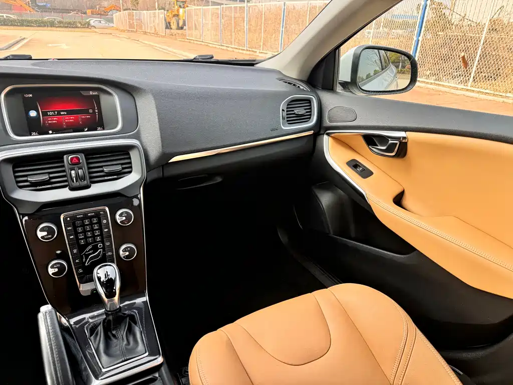 Volvo V40 2017 — фото 14