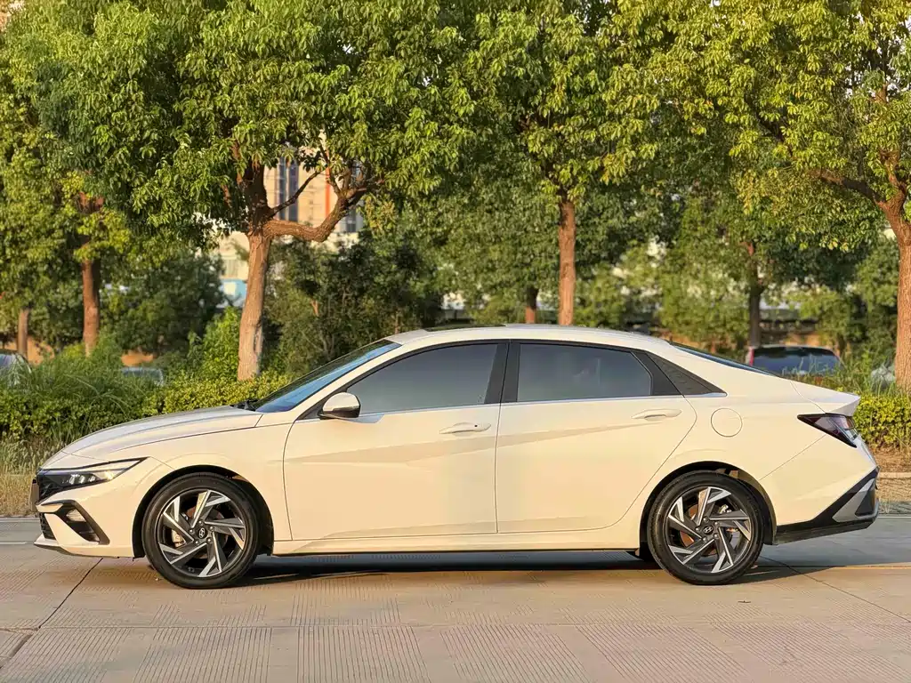 Hyundai Elantra 2024
