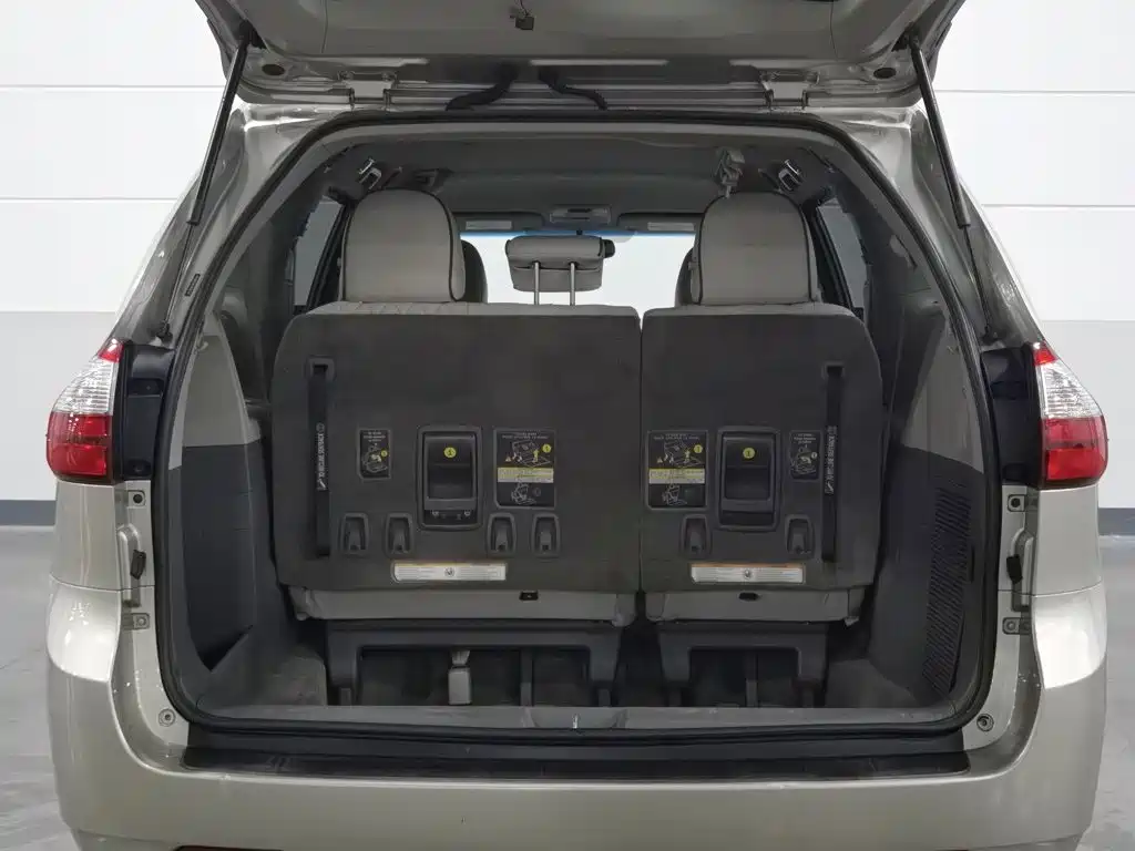 Toyota Sienna 2015 — фото 16