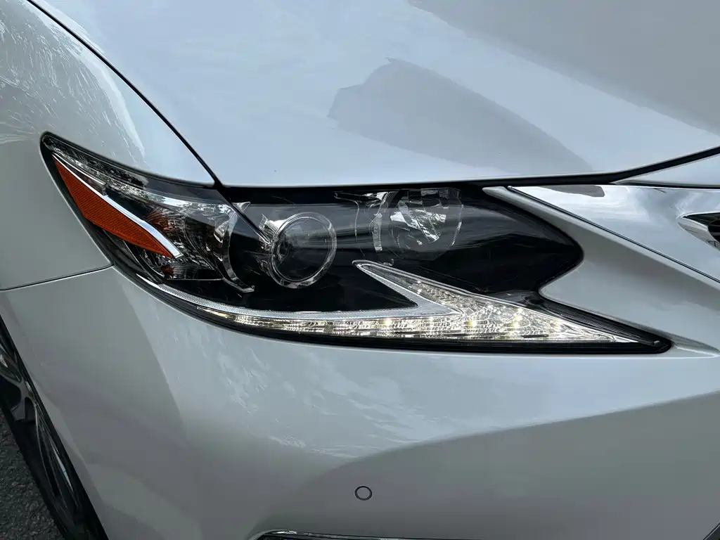 Lexus ES 2016 — фото 26