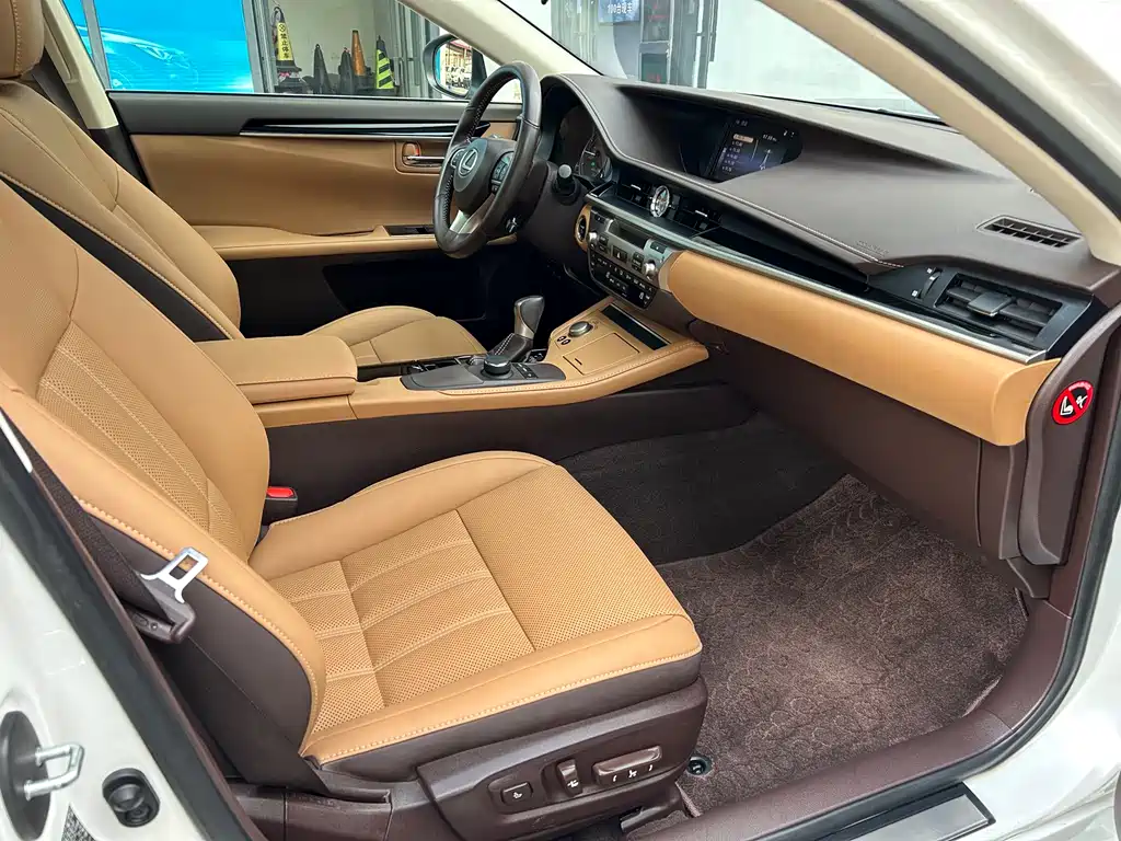 Lexus ES 2016 — фото 10