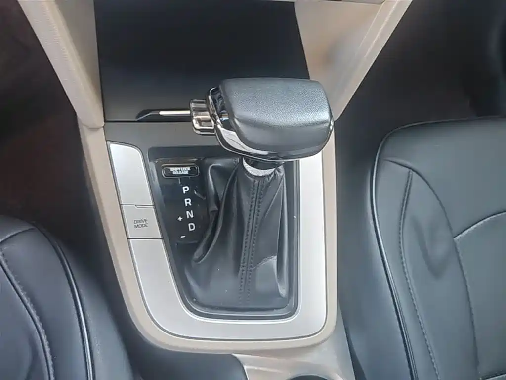 Hyundai Elantra 2018 — фото 10