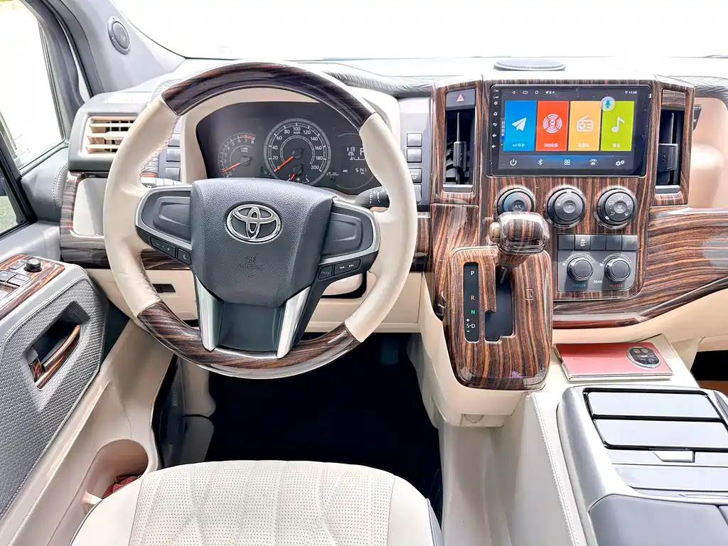 Toyota Hiace 2025 — фото 21