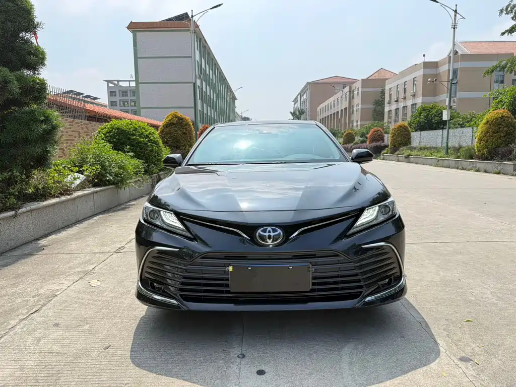 Toyota Camry 2022 — фото 2