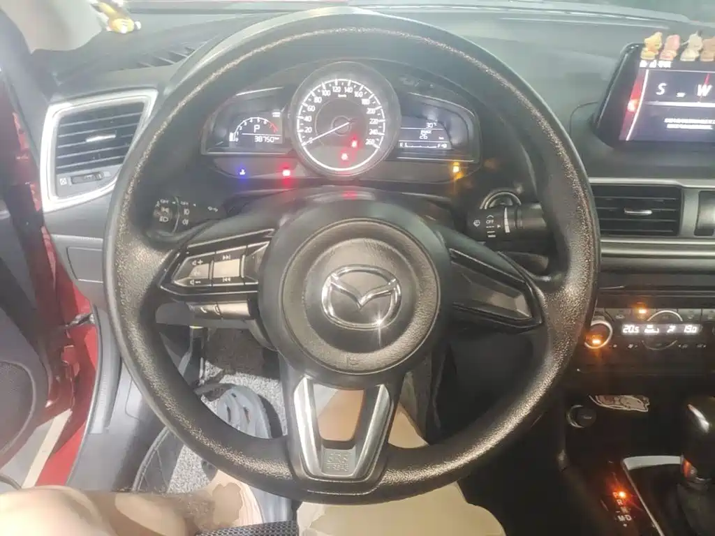Mazda 3 Axela 2018 — фото 11