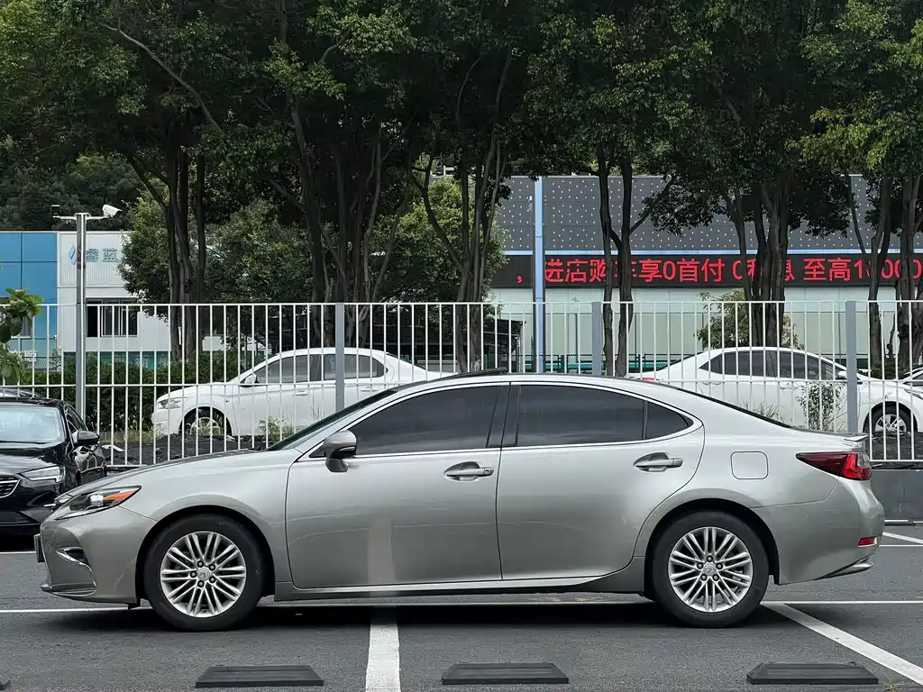 Lexus ES 2016 — фото 15