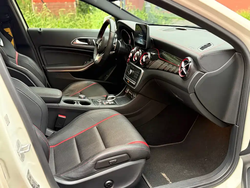 Mercedes-Benz GLA AMG 2018 — фото 13