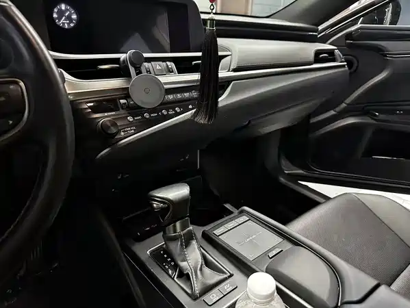Lexus ES 2019