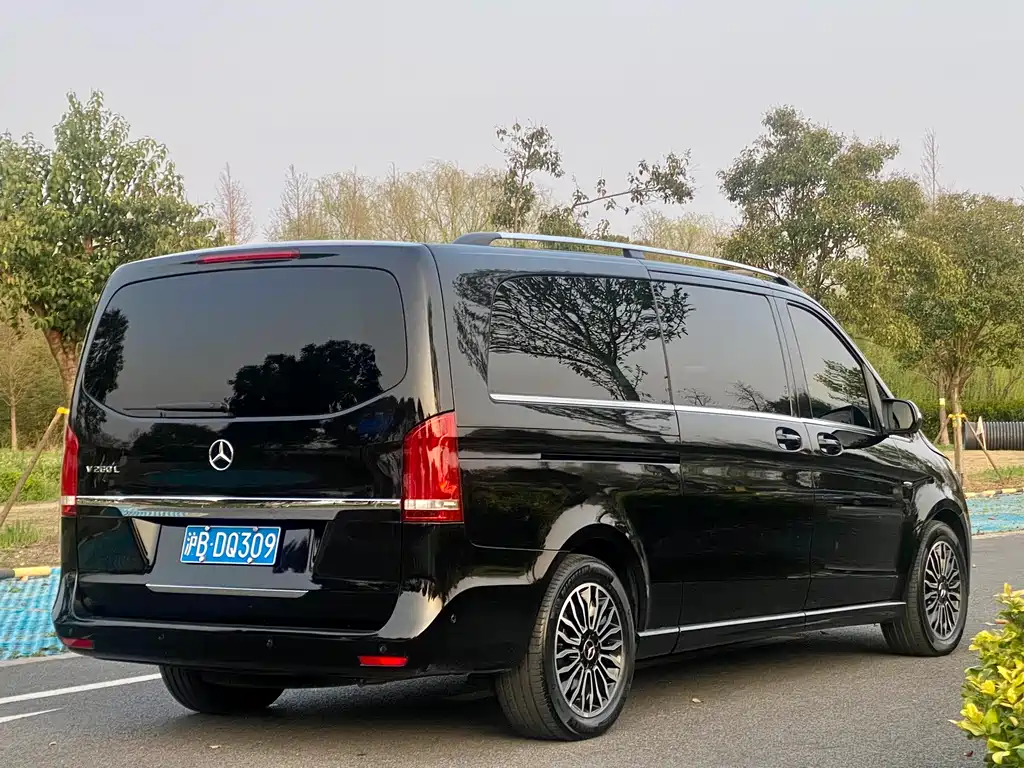 Mercedes-Benz V-Class 2017 — фото 18