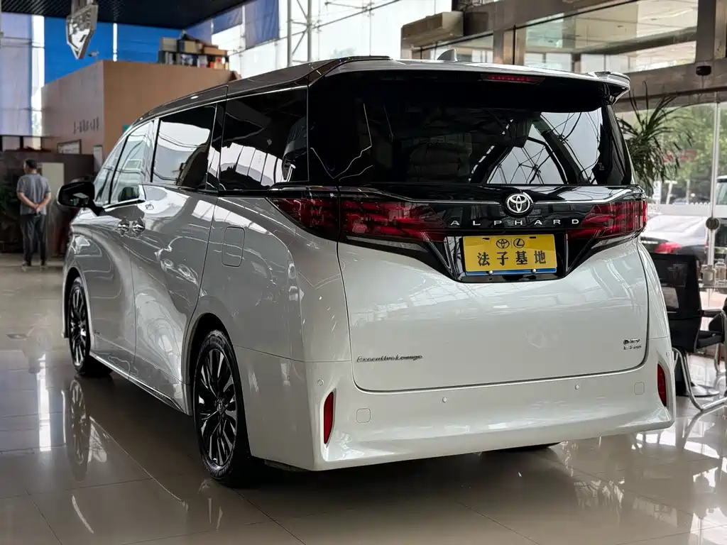 Toyota Alphard 2024 — фото 24