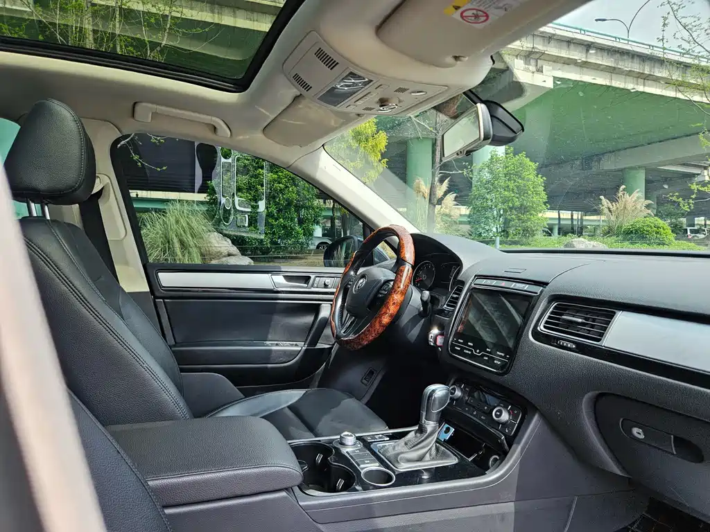 Volkswagen Touareg 2017 — фото 16