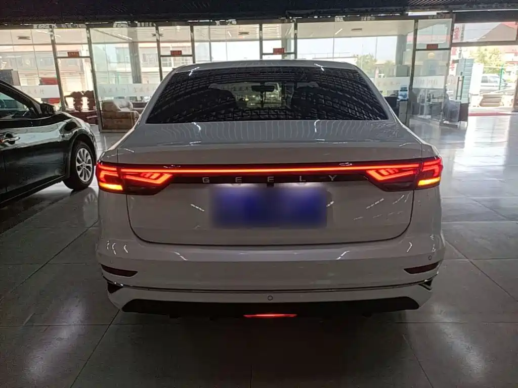 Geely Emgrand 2022
