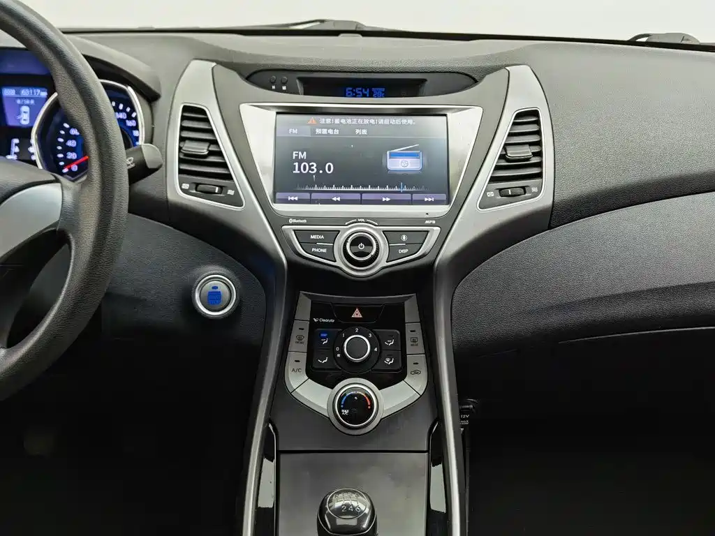 Hyundai Elantra 2017 — фото 12