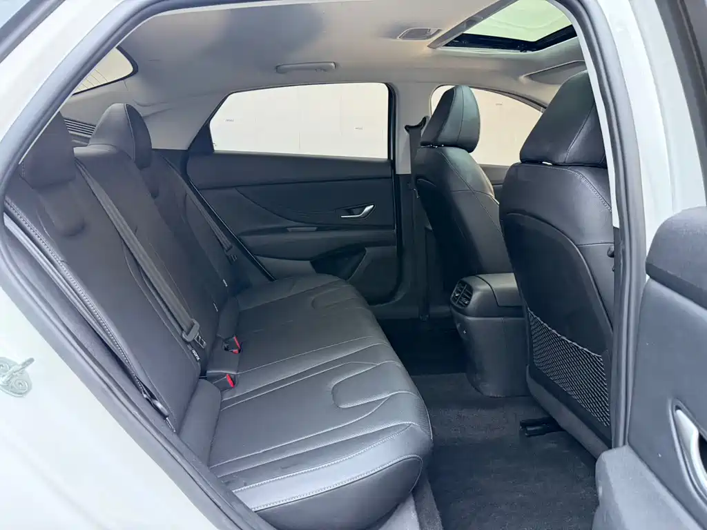 Hyundai Elantra 2023 — фото 10