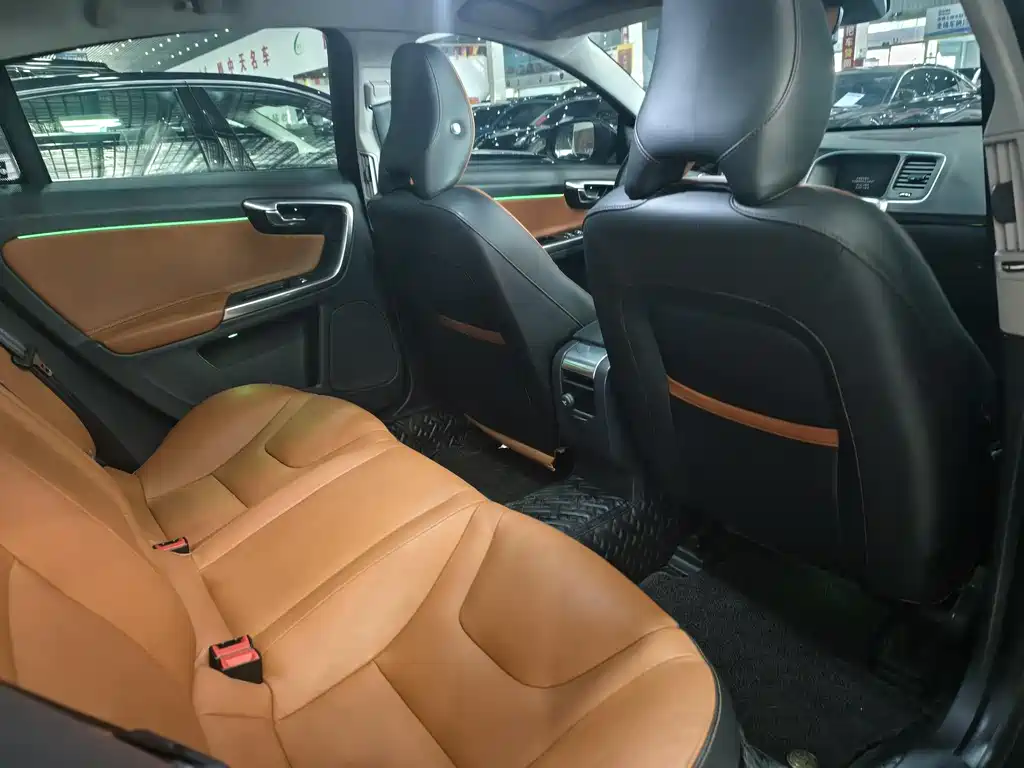 Volvo S60 2019 — фото 10