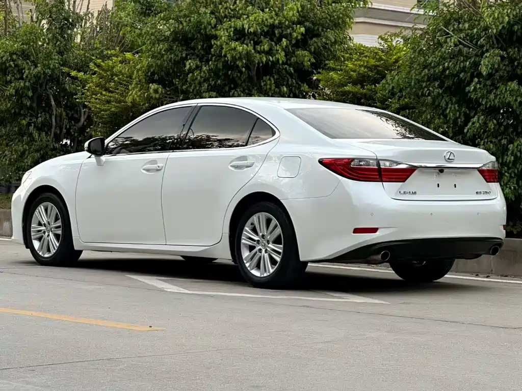 Lexus ES 2014 — фото 8