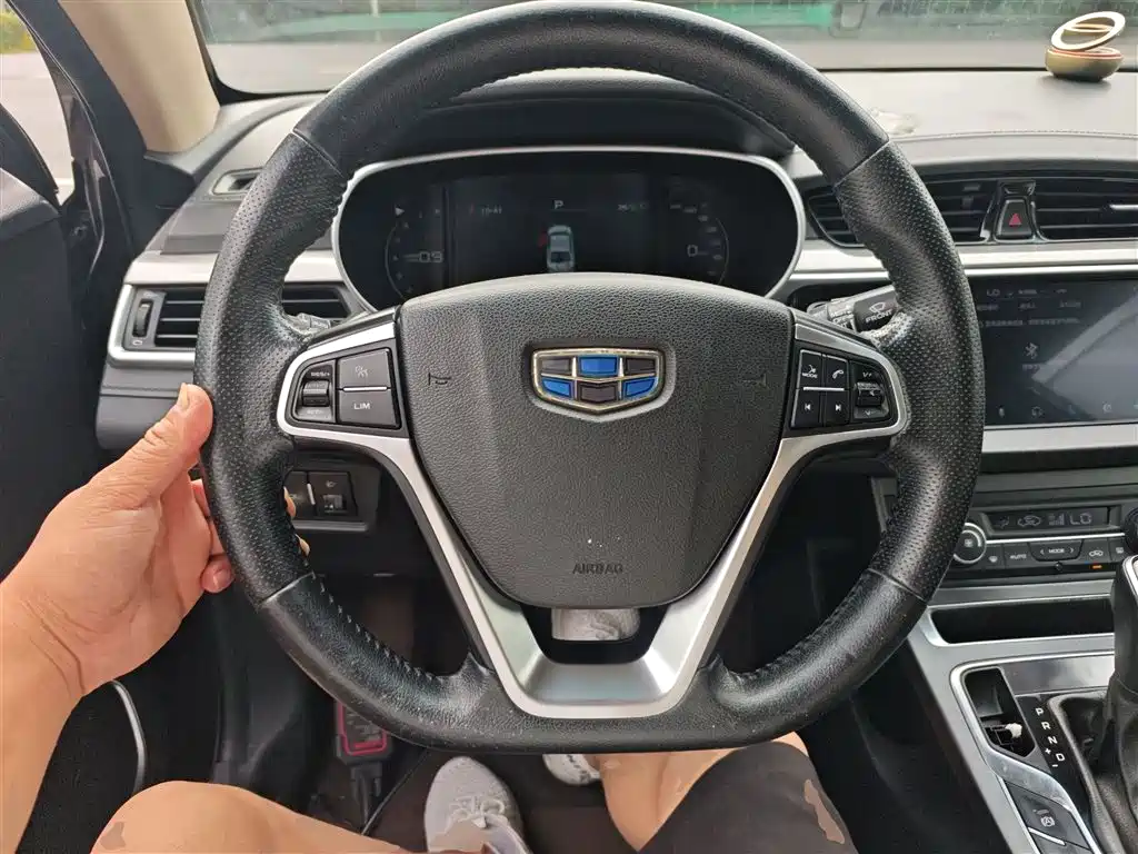 Geely Emgrand 2018 — фото 11