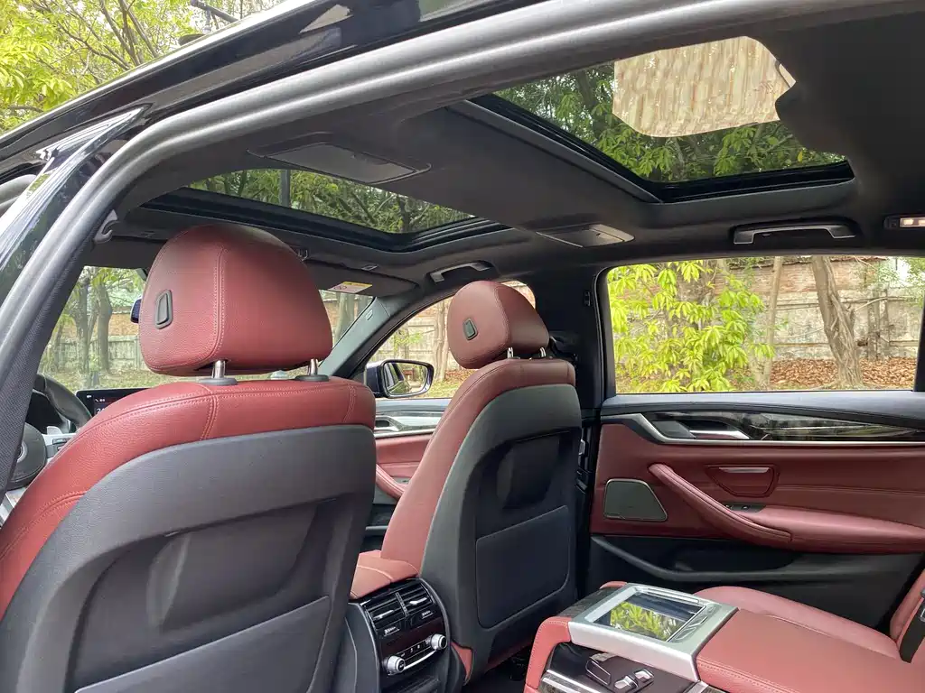 BMW 5 Series 2018 — фото 10