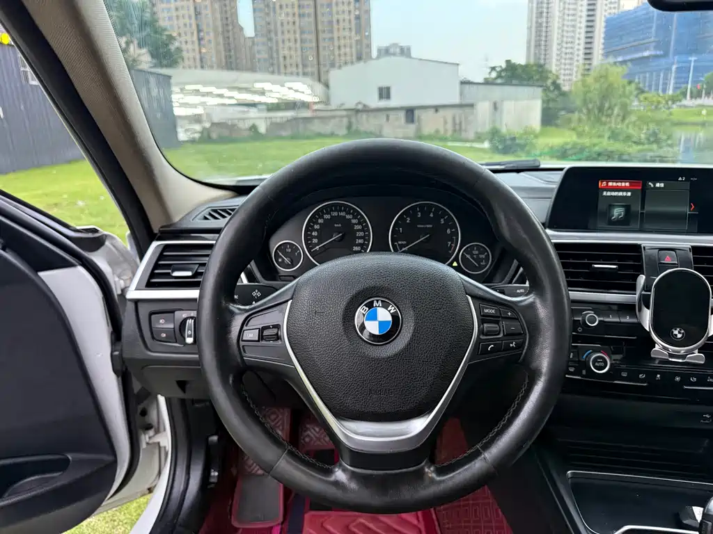 BMW 3 Series 2018 — фото 10