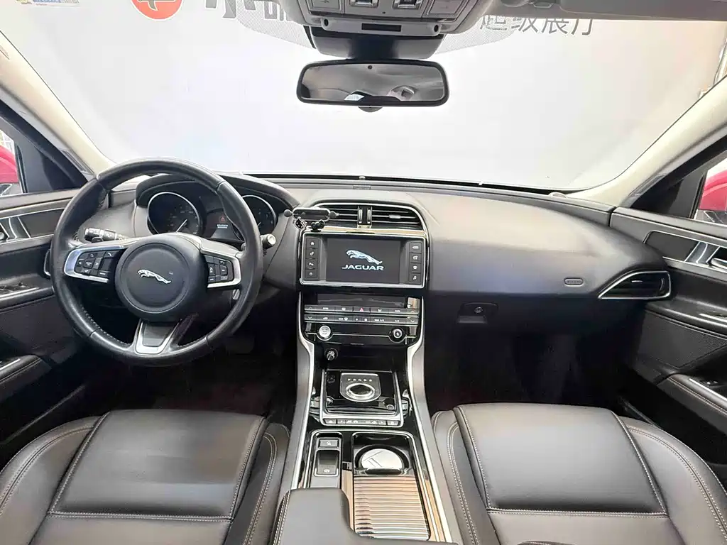 Jaguar XEL 2019 — фото 11